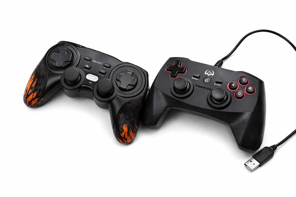 Игровые джойстики в хорошем состоянии.