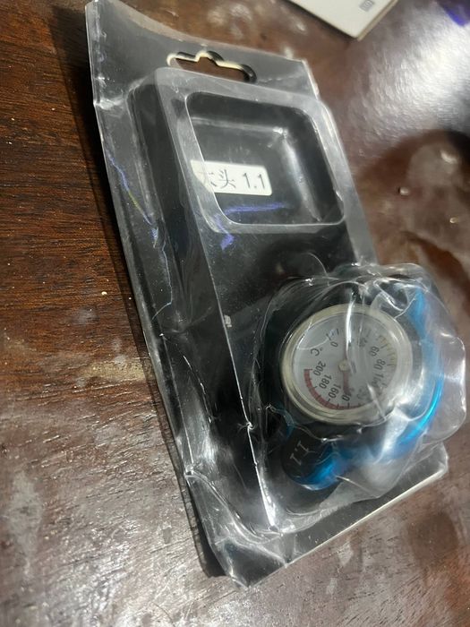 Крышка радиатора с термометром.