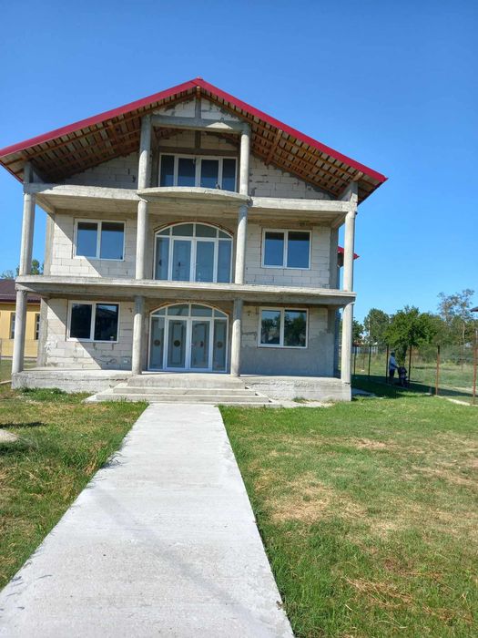 Ofer spre vânzare vila aproape de București
