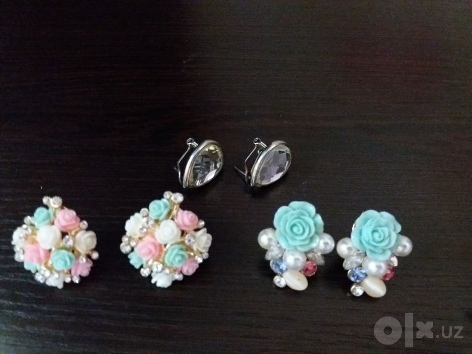 Серьги, кольца, бижутерия.