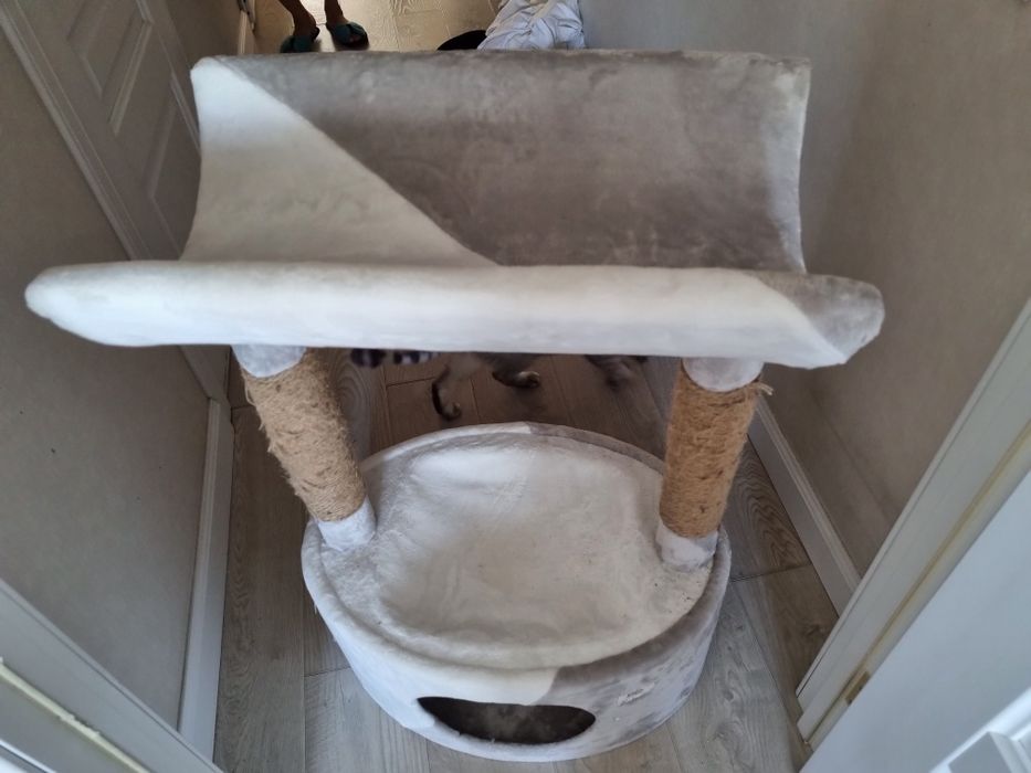 Домик для кота очень красивый.