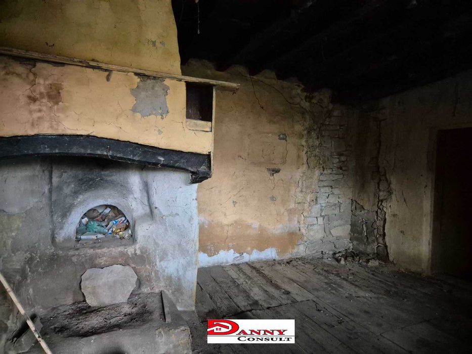 Двуетажна къща с двор и кладенец в с. Драгижево