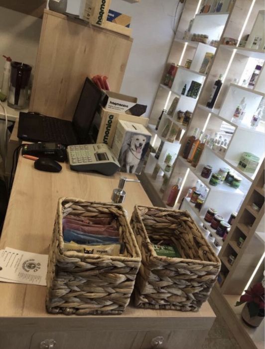 Етажерки, бюро, шкафове подходящи за магазин