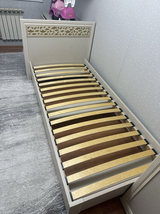 Продам кровать 90*200 без матраса