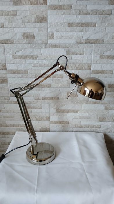 Никелирана настолна лампа за бюро
