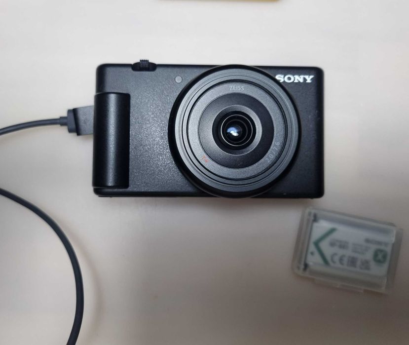 Sony ZV-1F + accesorii Camera Vlogging 4K 20mm F2.0 (se oferă factură)