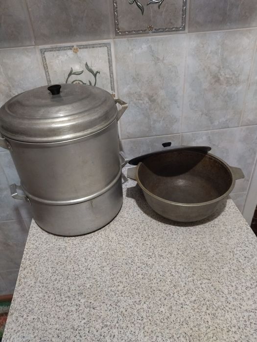 Продается мантоварка,казан и разные кастрюли.