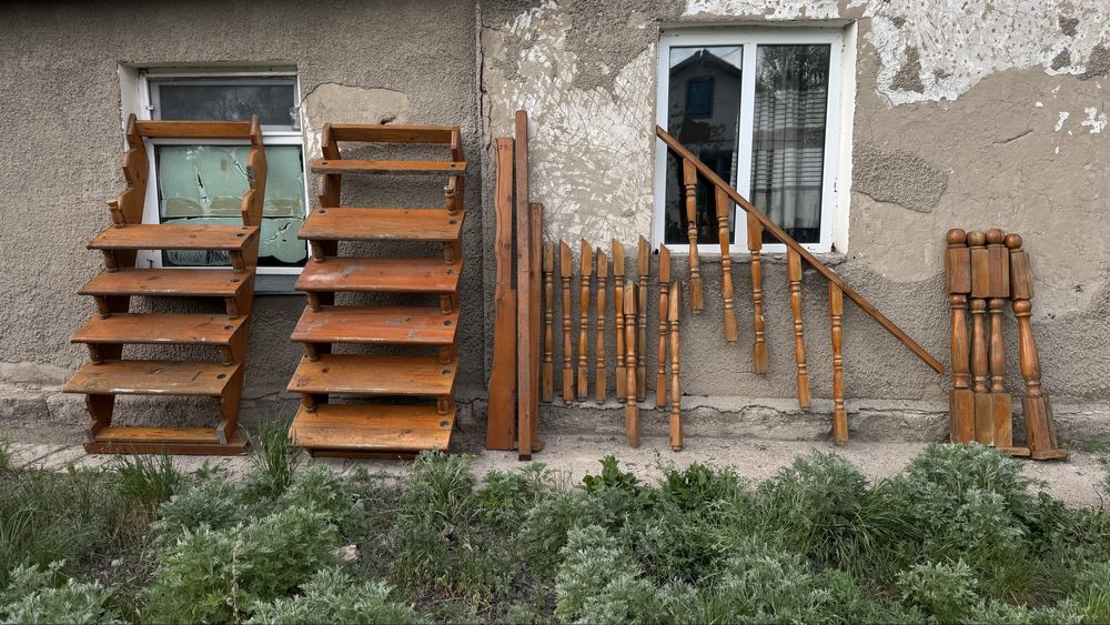 Продам Б/У лестницы и балясина из сосны в хорошом состоянии