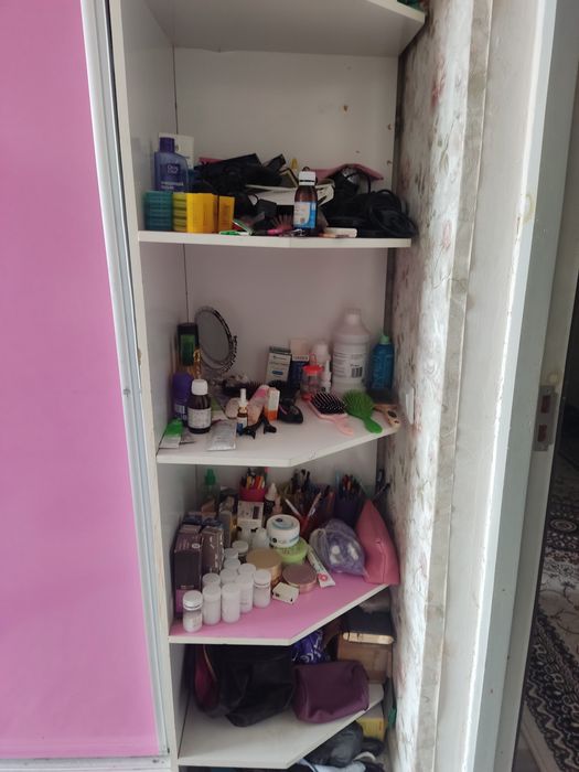 Шкаф с полками и отделениями