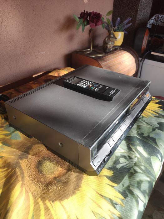 HITACHI video deck model: VT-125E