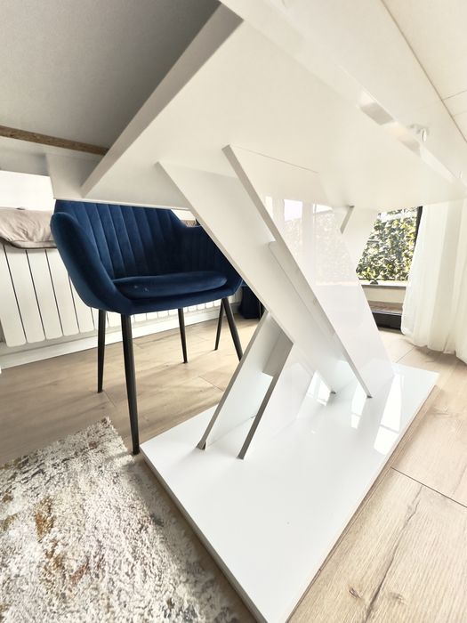 Бяла разтегателна маса за хранене гланцирана