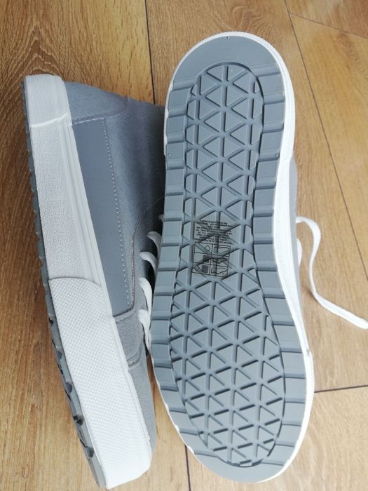 Детски високи кецове.