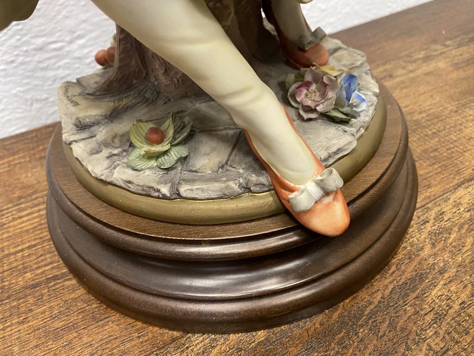 Винтидж Capodimonte фигура с кош цветя, Италия