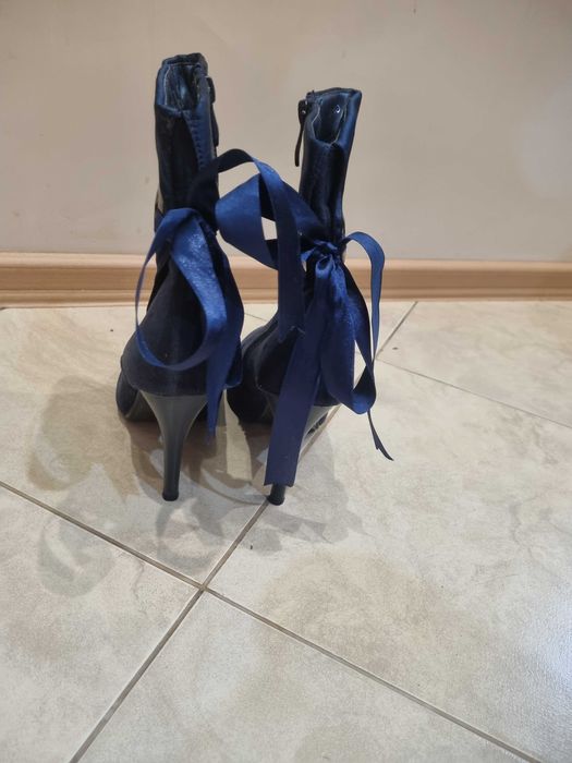 Боти на висок ток