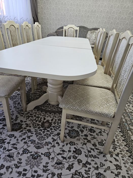 Стол и 12 стульев. В гостинную