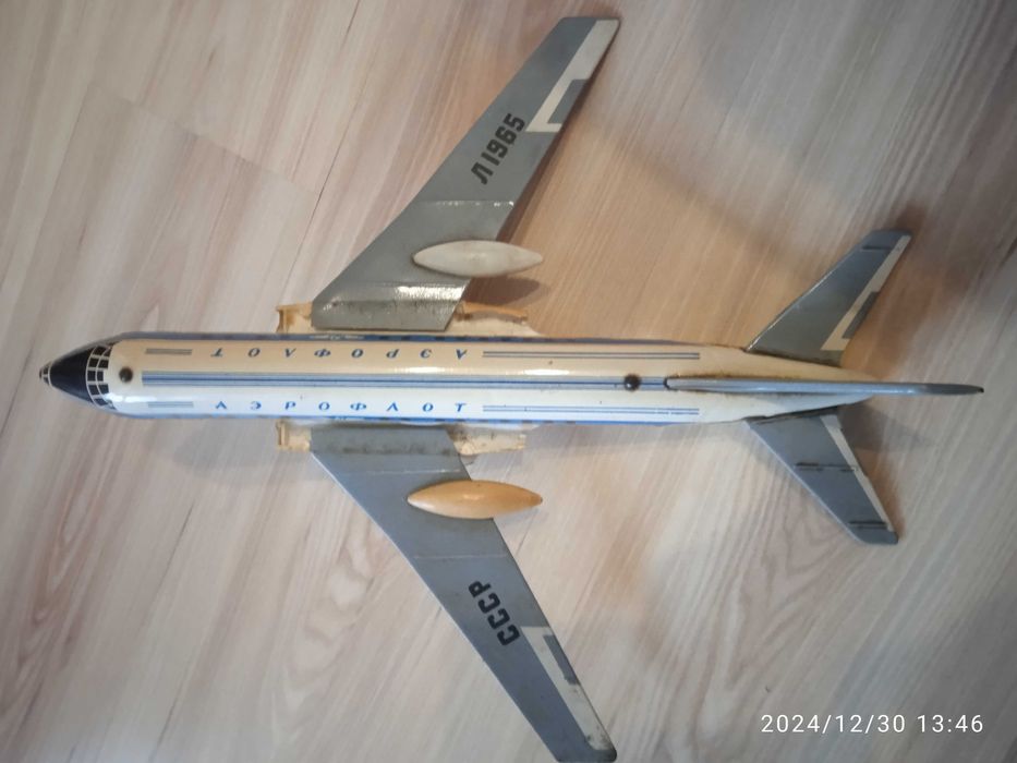Самолетче Matchbox и стара руска играчка ламаринен самолет