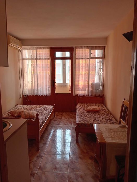 Дава се под наем Едностаен апартамент в Бургас, Център - 25 кв.м за 255 € - Снимка #1