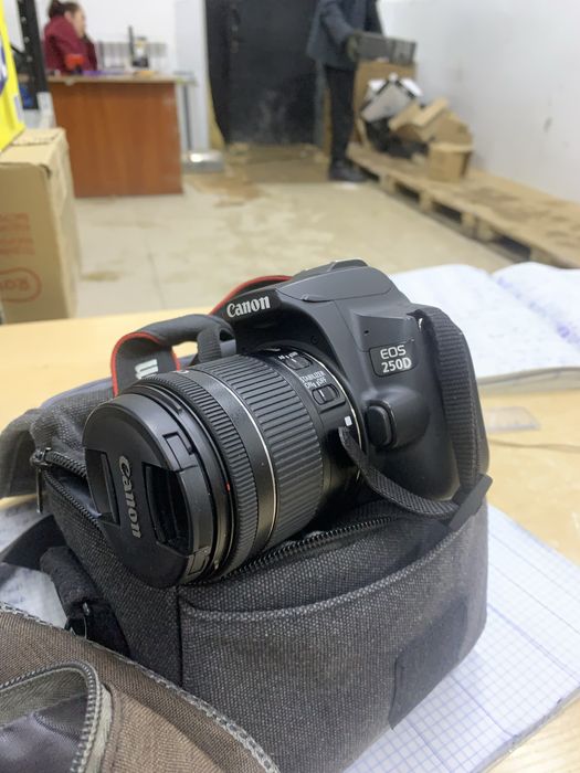 Фотопарат CANON250D