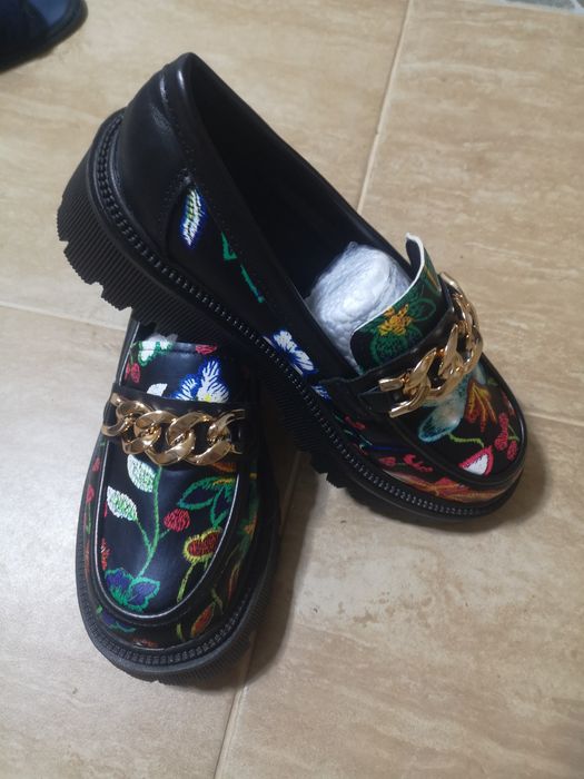 Цветни чисто нови обувки