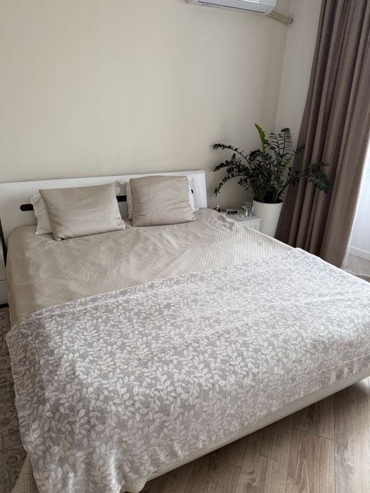 Кровать без матраса