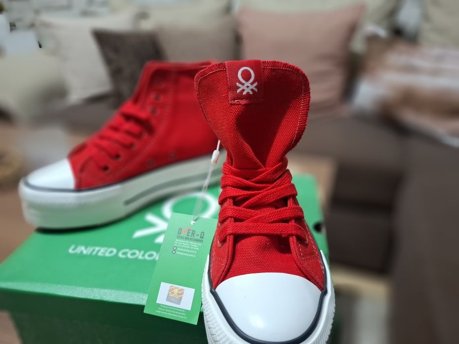 Червени кецове на Benetton