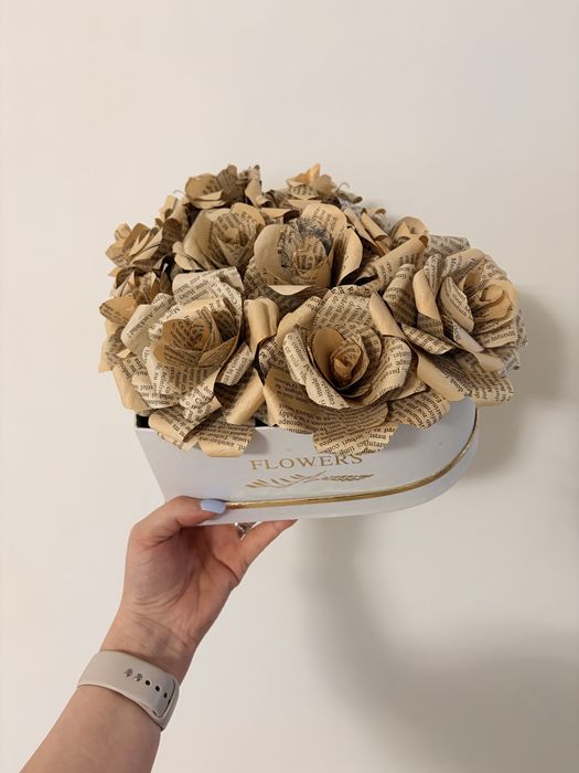 Aranjamanet floral handmade din pagini de carte