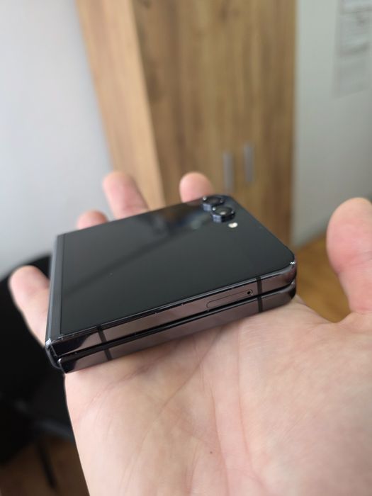 Telefon Samsung Galaxy Z Flip5 – 512GB, varianta cu stocare mare.
Star