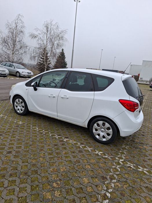 Продавам Опел Мерива