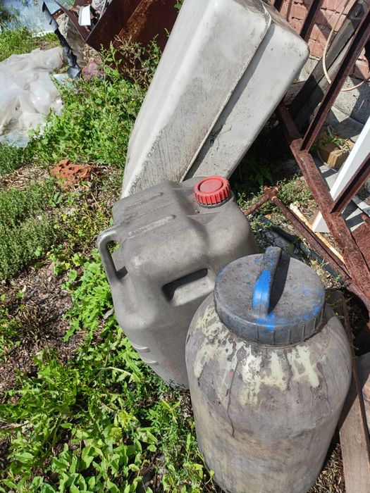 Продам бутыли, канистры, пластик и металл