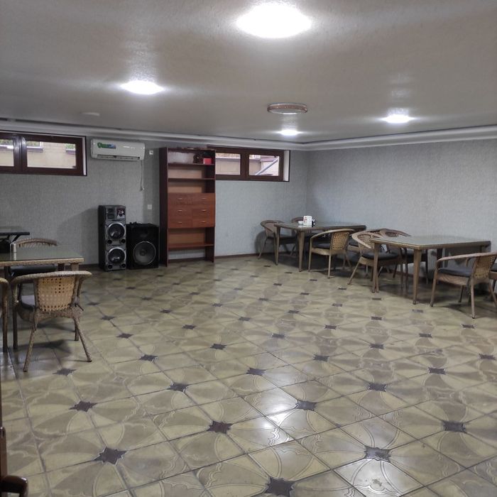 Чирчиқ шаҳри марказида ишлаб турган кафе сотилади.