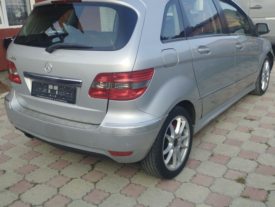 Vând Mercedes B200