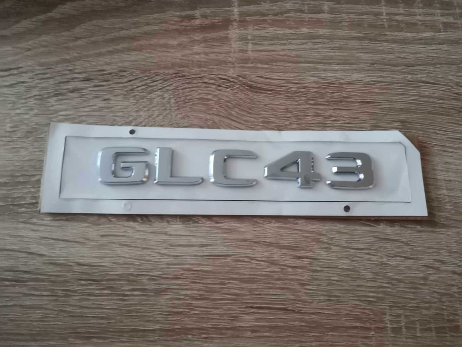 сребрист надпис Mercedes Benz GLC 43