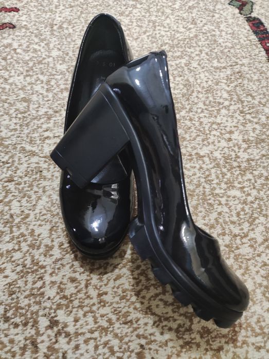 Туфли на среднем каблуке