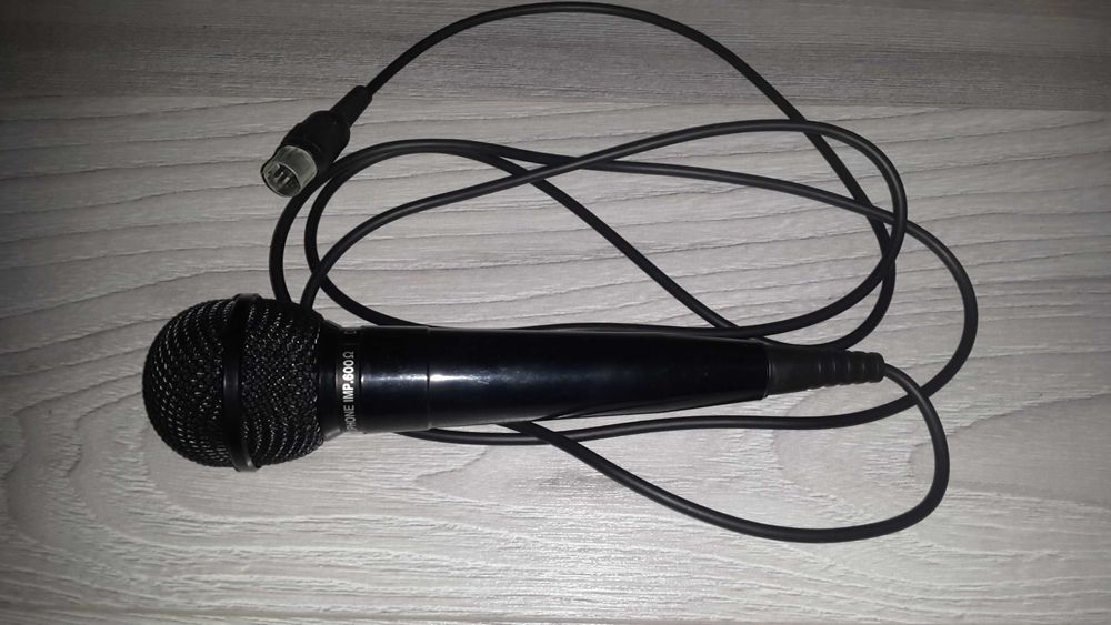 Microfon dinamic retro Levis DM-210 unidirecțional, conceput în principal pentru magnetofoane sau sisteme de casă.