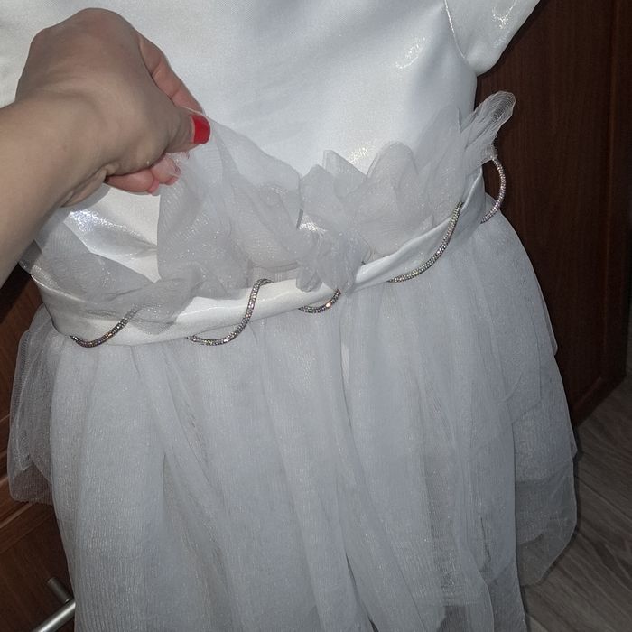 Продам белое красивое платье .Одевала всего 1 раз