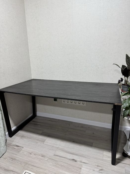 Стол для офиса в отличном состоянии