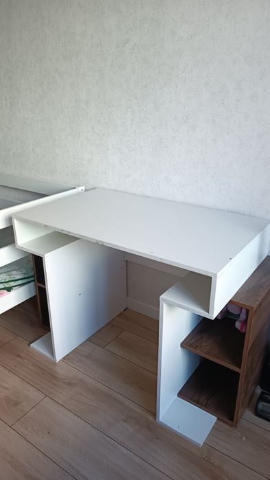 Стол для учебы в хорошем состоянии