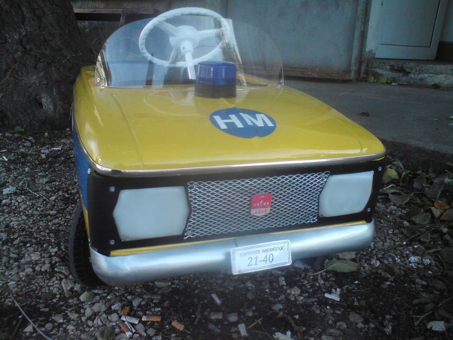 метална детска ретро кола с педали МОСКВИЧ милиция полиция