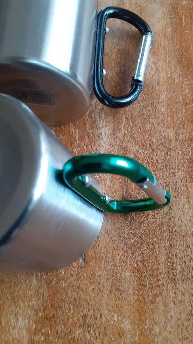 метално канче за напитки с карабинер подходящо за къмпинг