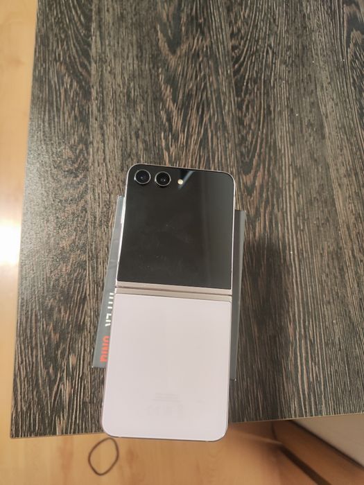 Продавам Samsung galaxy z flip5 512 гигабайта в отлично състояние