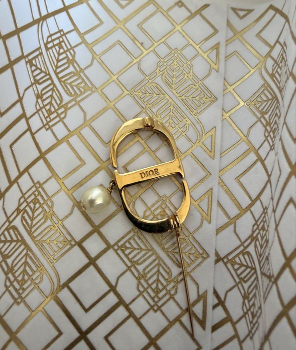 Brosa suflata cu aur si cristale Dior