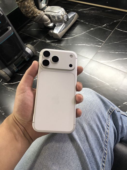 Продам iphone 17 pro max 256 white color