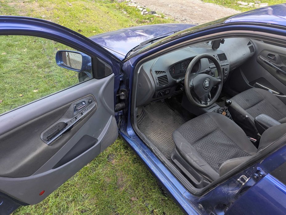 Продава се SEAT Cordoba Vario Signo (комби) 2002 г. Повреден двигател!