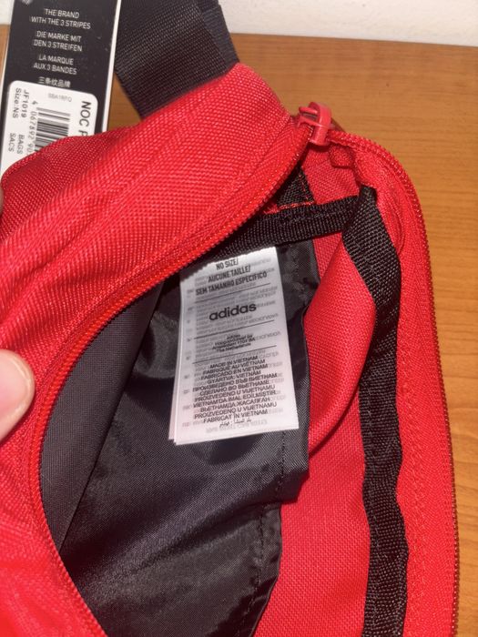 Borseta Adidas Noua, cu eticheta