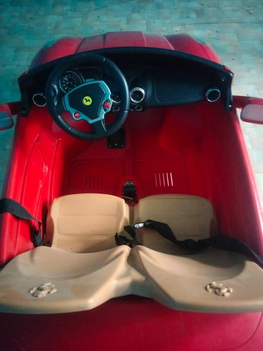 Продам  машинку Ferrari