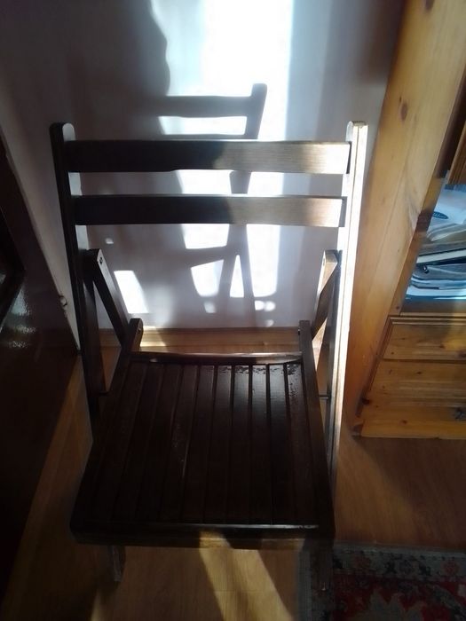 Продавам дървени масивни столове за маса