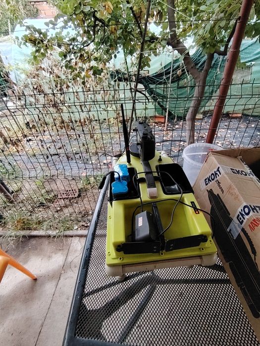 Лодка за захранка D19