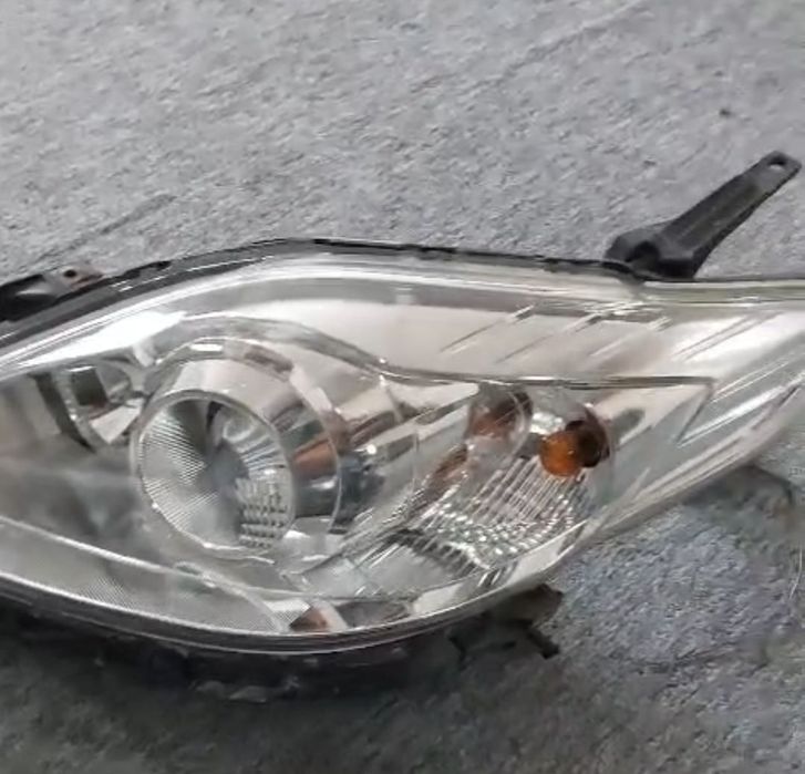Faruri cu lupe pentru Mazda 5
