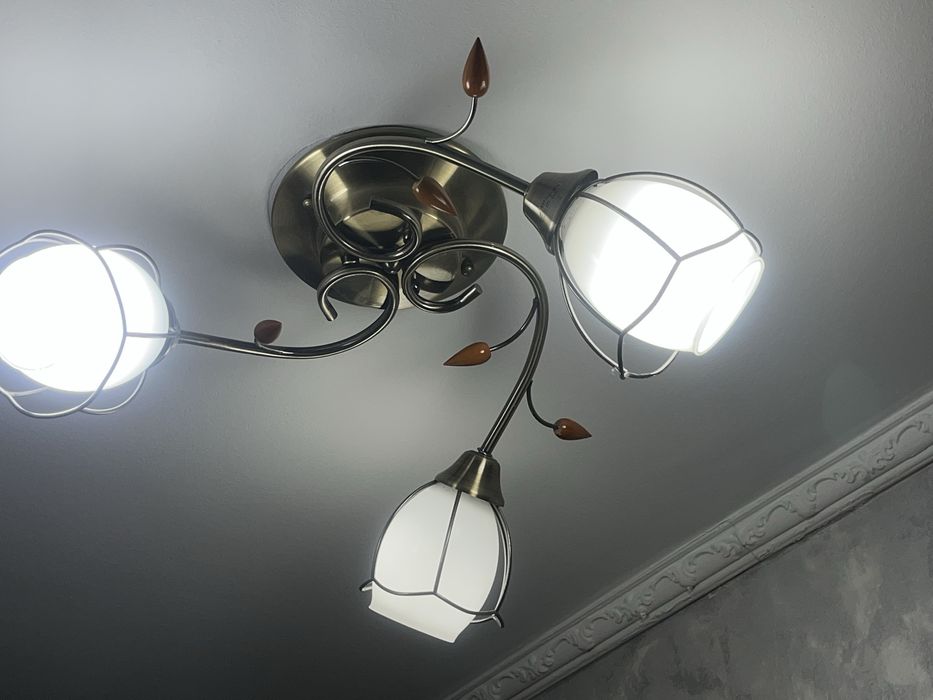 Продам люстру трехрожковую