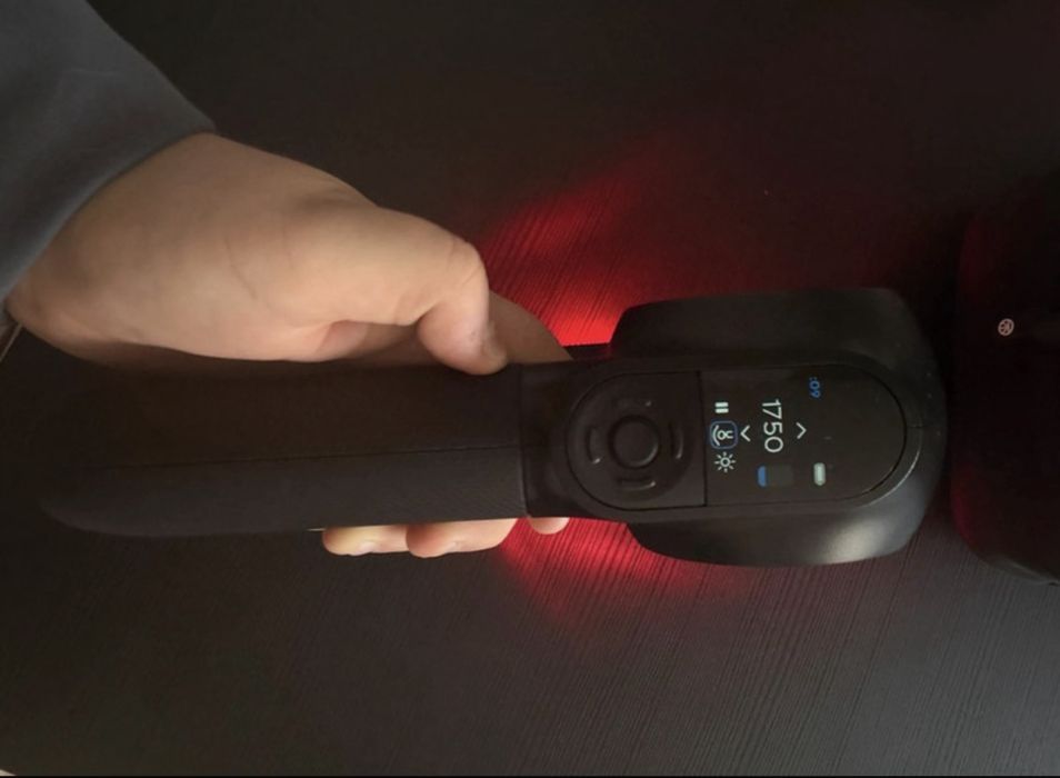 Pistolul de masaj Therabody Theragun Pro Plus, care combină percuția, vibrațiile, căldura și terapia cu lumină